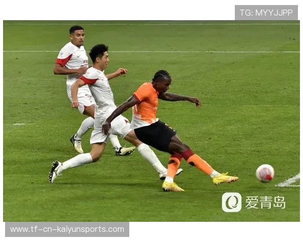 蒋光太禁区内准确预判,单人铲球封堵对方射门 蒋光太禁区内准确预判,单人铲球封堵对方射门